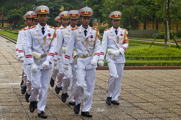 Cambiare le guardie al mausoleo di Ho Chi Minh — Foto Stock