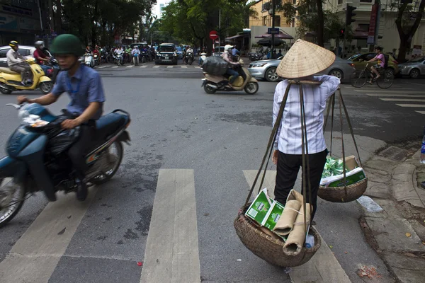Vietnamesisk kvinde bærer gammelt papir og plast - Stock-foto