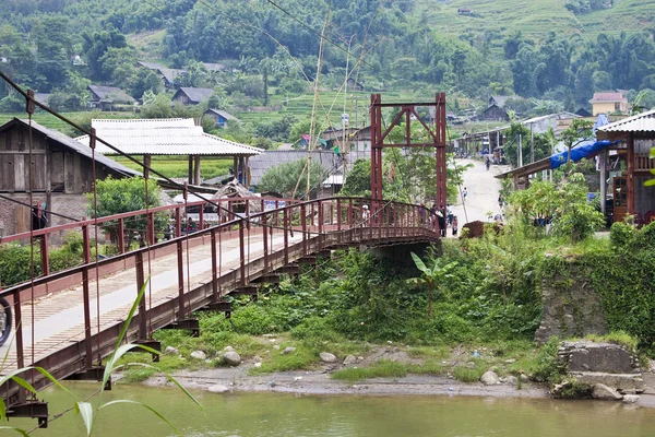 Fußgängerbrücke in der Nähe von sapa — Stockfoto