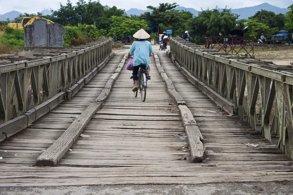 Traffico su un vecchio ponte — Foto Stock