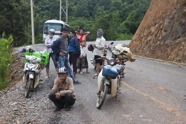 People wait for clearing a road after landslide — Stock Photo, Image