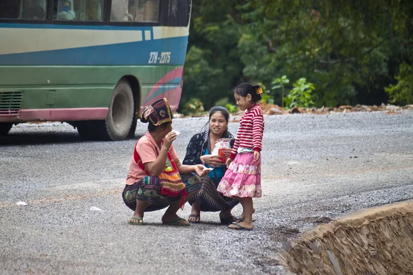 Les gens attendent de dégager une route après un glissement de terrain — Photo