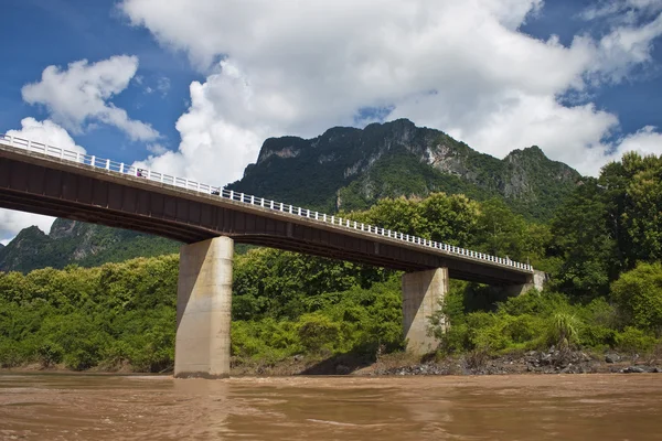 Bridge over Nam Ou river — Stock Photo, Image