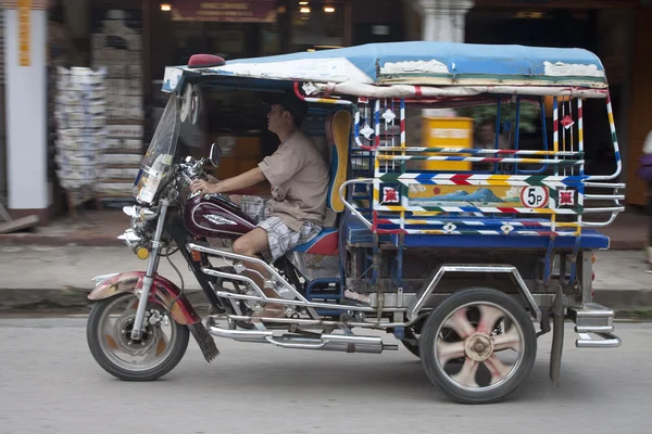 ルアンパバーンの三輪タクシーを運転 — ストック写真
