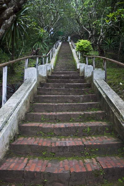 Treppe zum Phousi-Berg — Stockfoto