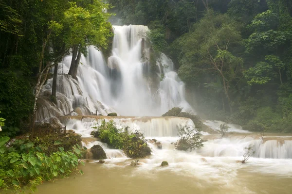 Tat kuang si waterval — Stockfoto