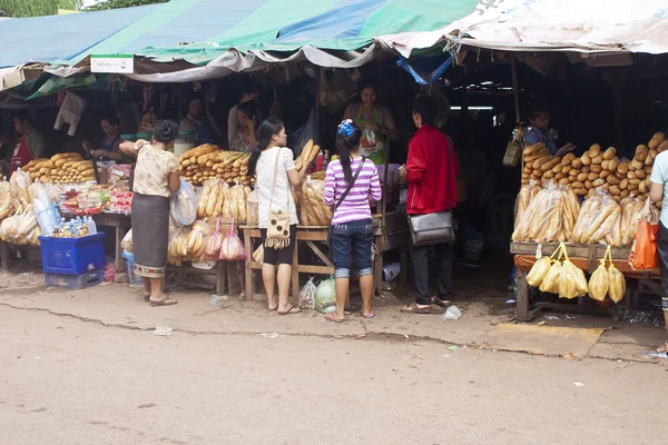 La gente compra baguettes —  Fotos de Stock