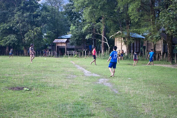 I bambini del villaggio di Kong Lo giocano a calcio — Foto Stock