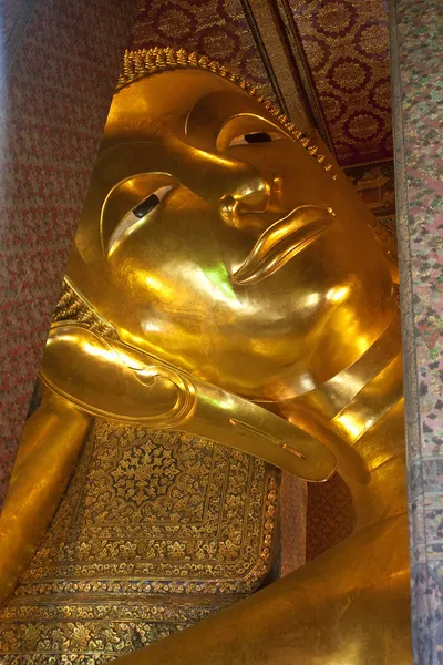 Giant image of reclining Buddha — Stock Photo, Image