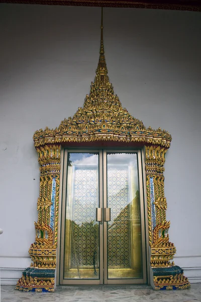 Porta in un complesso di tempio Wat Pho — Foto Stock
