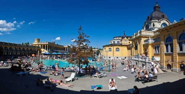 Le persone hanno un bagno termale nel centro termale Szechenyi — Foto Stock