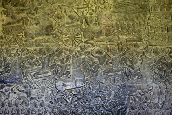 Oude gravures op muren van angkor wat tempel — Stockfoto