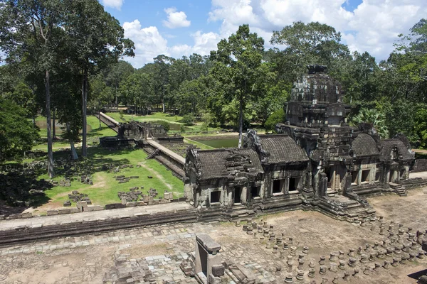 Ruïnes van de oude angkor tempel baphuon — Stockfoto