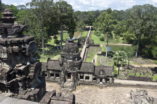 Ruínas do antigo templo Angkor Baphuon — Fotografia de Stock