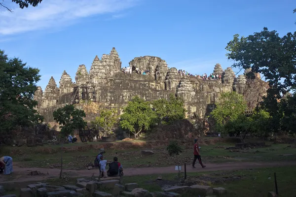 Turystów w phnom bakheng świątyni — Zdjęcie stockowe