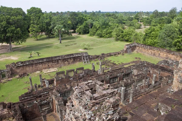 Ruïnes van de oude angkor tempel bakong — Stockfoto