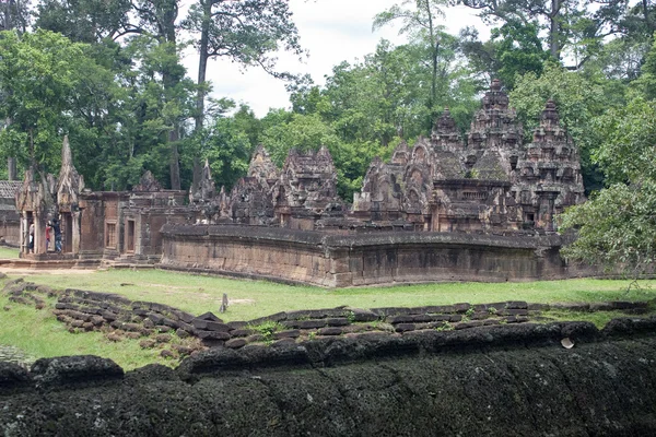 Ruinerna av antika angkor templet banteay srei — Stockfoto