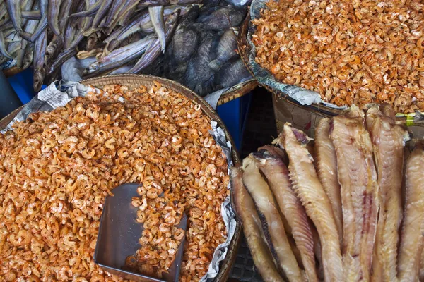 Gedroogde vis en garnalen op een markt — Stockfoto