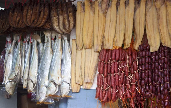 Poisson séché et saucisses — Photo