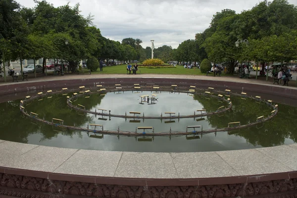 People in park in Pnom Penh — Stock Photo, Image