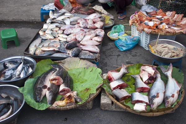 Op een straatmarkt vissen — Stockfoto