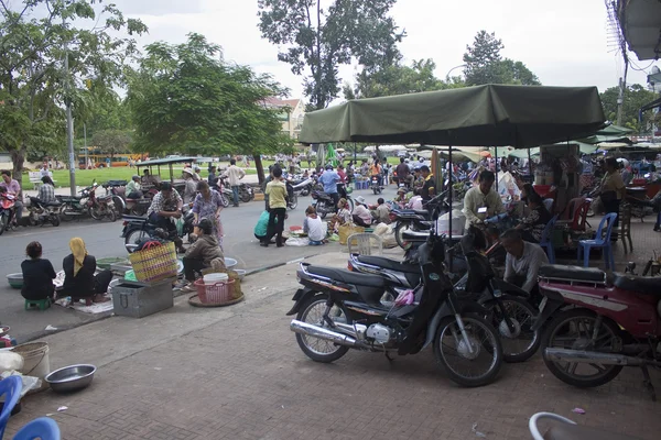 Folk på en gate i Pnom Penh – stockfoto