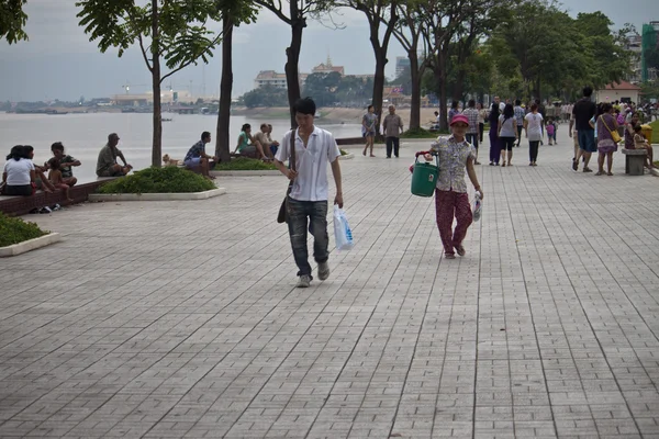 La gente cammina sulla riva del fiume a Pnom Penh — Foto Stock