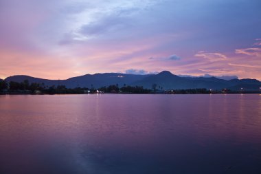 kampot nehre akşam manzarası