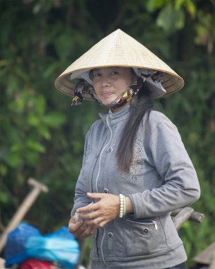 cai kadına yüzen Pazar çaldı