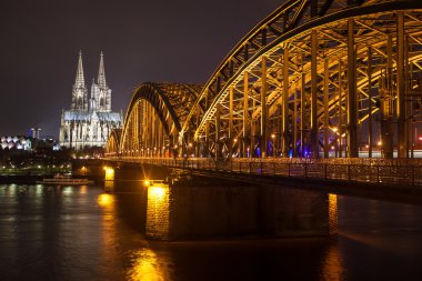 Hohenzollern köprü ve Köln Katedrali