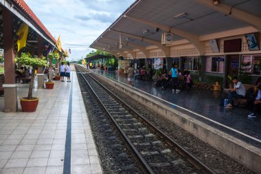 bir tren bekliyorsun insanlar
