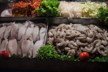 bir gece pazarı üzerinde deniz ürünleri 