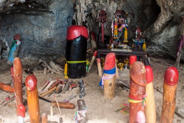 oymalı ahşap phalluses