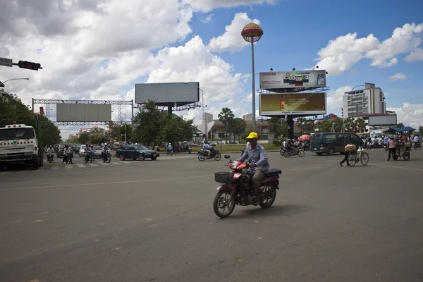 Gatetrafikk i Pnom Penh – stockfoto
