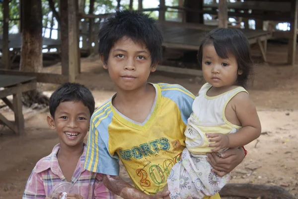 Jeunes enfants au Cambodge à Kampot. — Photo