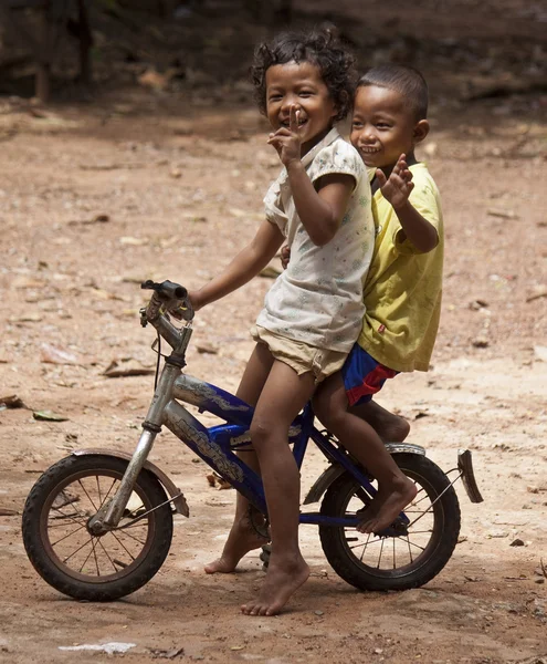 Young children posing at bicycle in Kampot — Stock Photo, Image