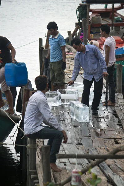 Locals transport an ice — Stock Photo, Image