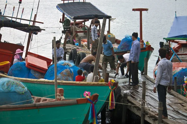 Locals transport an ice — Stock Photo, Image