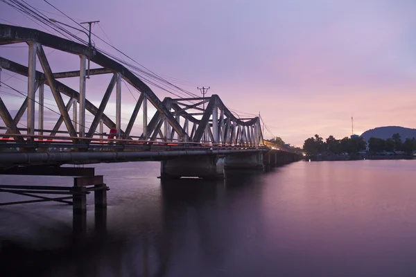 Vista serale del vecchio ponte di Kampot — Foto Stock