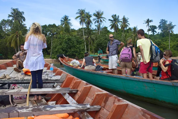 Turyści na łodzi — Zdjęcie stockowe