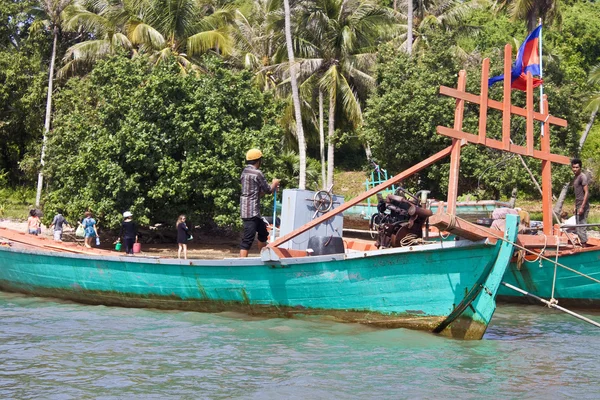 Turistas en un barco en la isla de Koh Tonsay — Foto de Stock