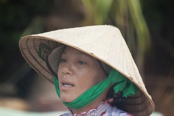 Unidentified woman at Cai Rang Floating Market — Stock Photo, Image