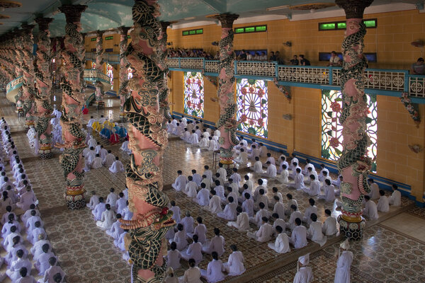  Религиозная церемония в храме Цао Дай
 