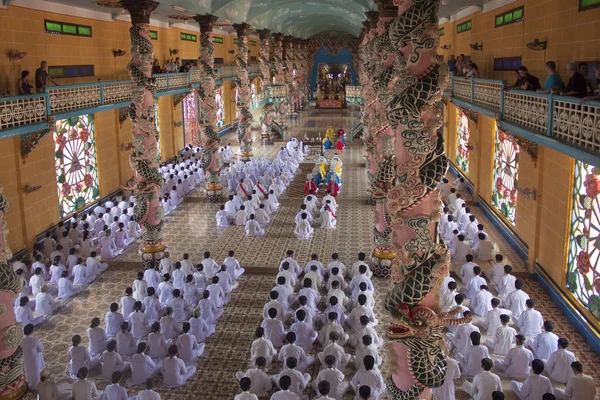 Religiös ceremoni i cao dai-templet — Stockfoto