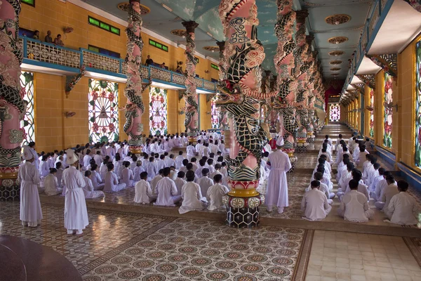 Religieuze ceremonie in de cao dai tempel — Stockfoto