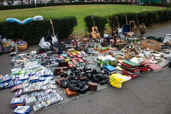 Merchandise exposed at the flea market  in Bonn — Stock Photo, Image