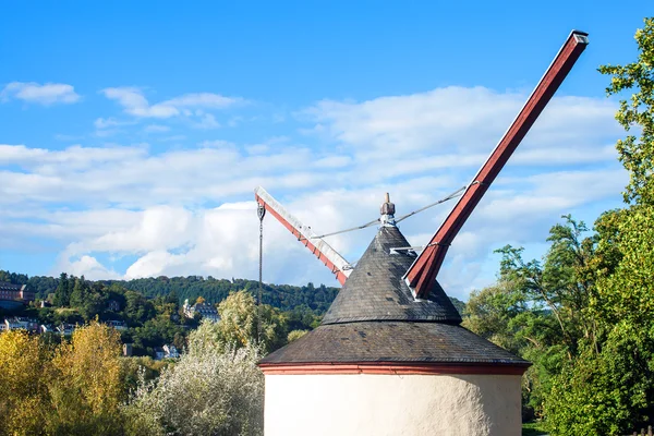 Medeltida hamnen crane — Stockfoto