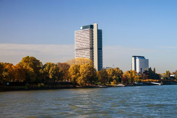 Byggnader intill floden Rhen i bonn — Stockfoto