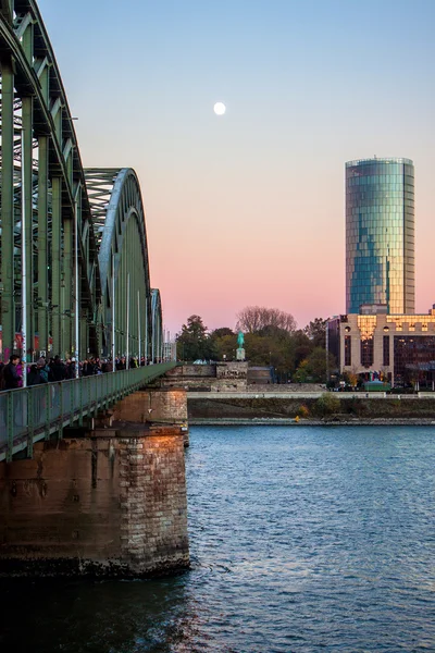 Abendlicher Blick auf die Hohenzollernbrücke — Stockfoto