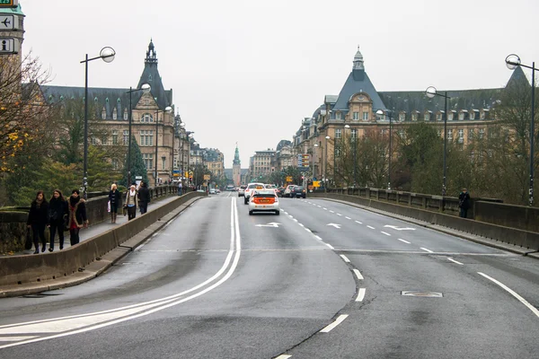 Lüksemburg'da pont adolphe köprüde trafik — Stok fotoğraf